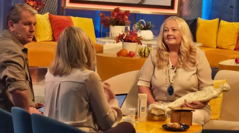 Přehrát záznam Eva Paglialonga Novotná vysvětluje akupunkturní body na figuríně ve vysílání České televize